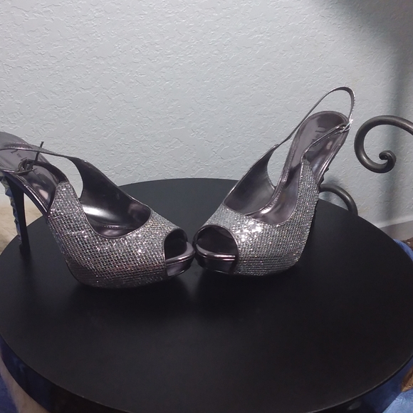 10 Medium silver flecked fabric / chrome cut heels - Picture 2 of 4